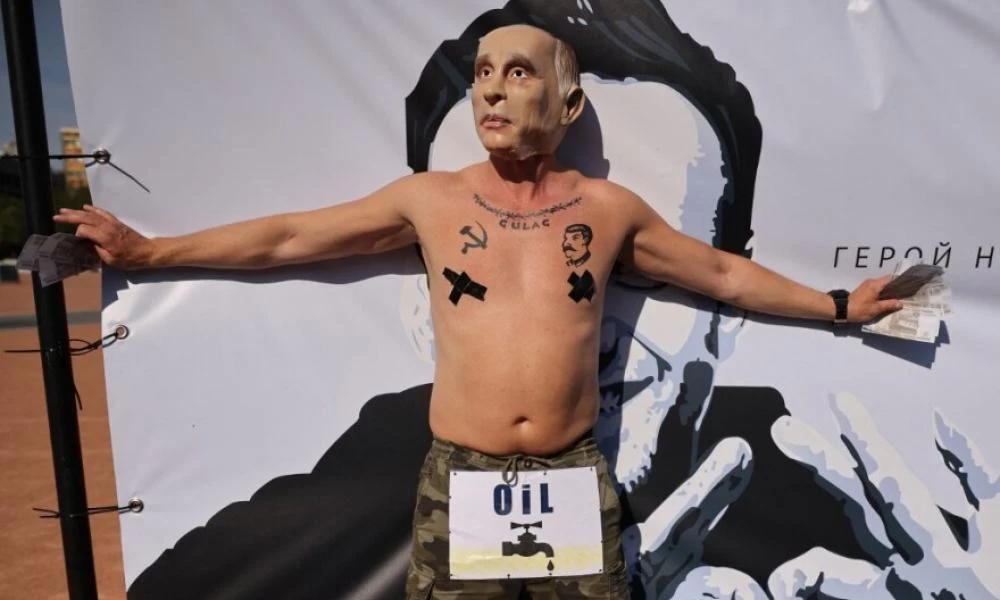 Γενεύη: Διαδηλωτής ντύθηκε... Πούτιν και διαδηλώνει υπέρ της απελευθέρωσης του Ναβάλνι